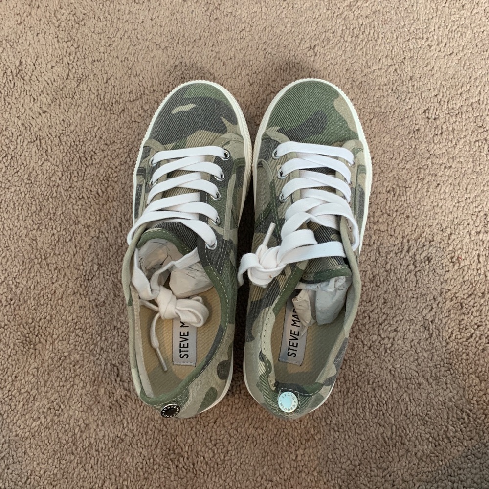 Brand new army Steve Madden sneakers